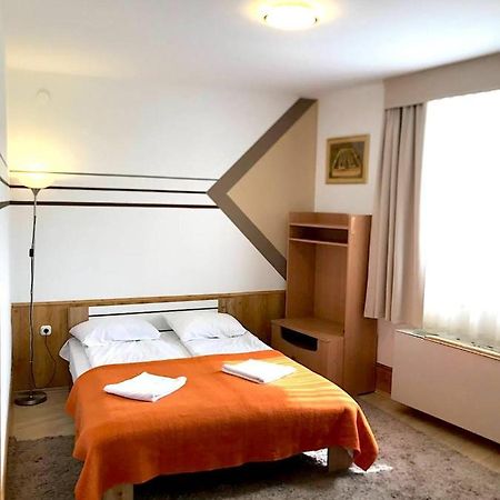 Art Eden Apartment Hajduszoboszlo Bagian luar foto