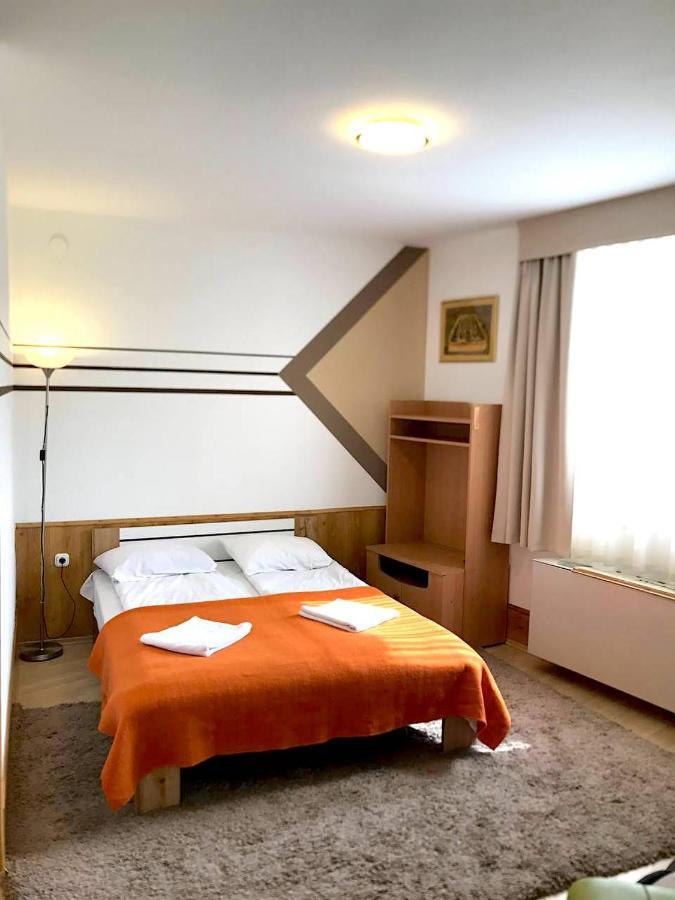 Art Eden Apartment Hajduszoboszlo Bagian luar foto
