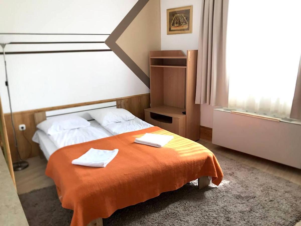 Art Eden Apartment Hajduszoboszlo Bagian luar foto