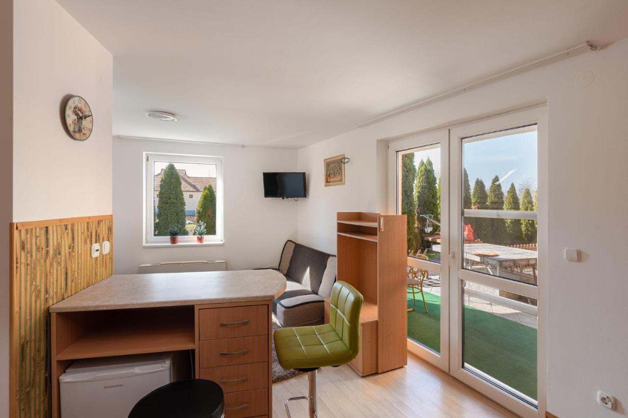 Art Eden Apartment Hajduszoboszlo Bagian luar foto