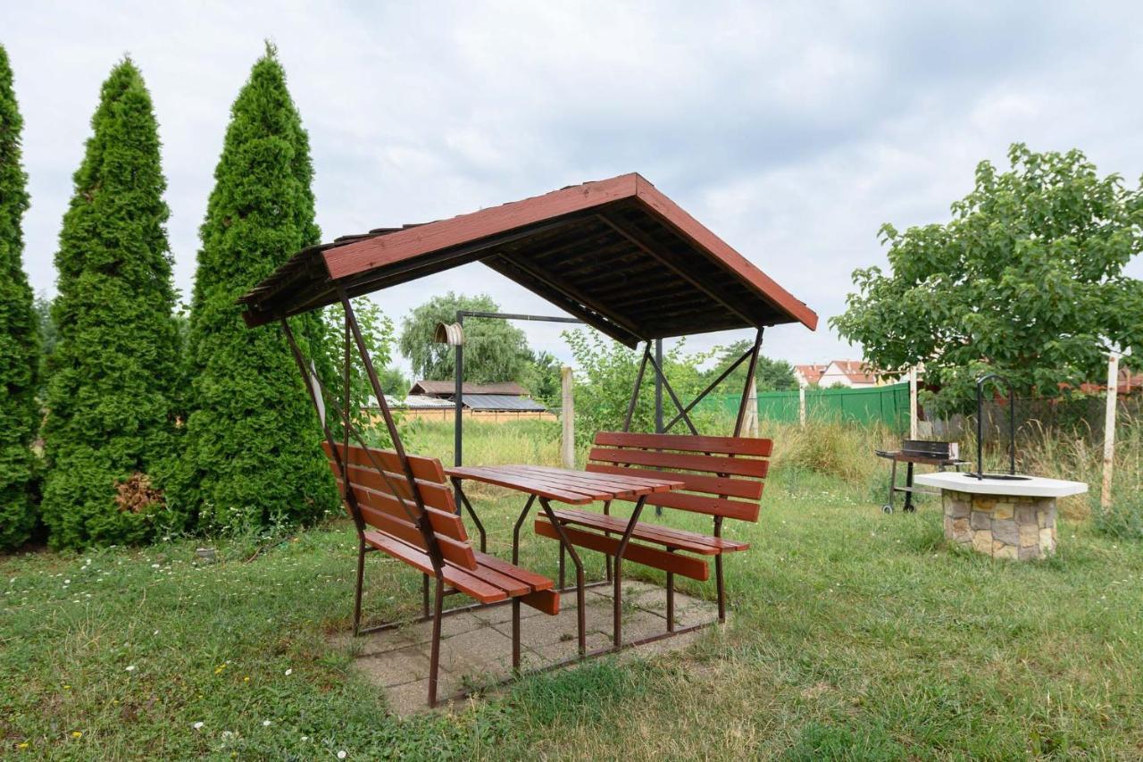 Art Eden Apartment Hajduszoboszlo Bagian luar foto