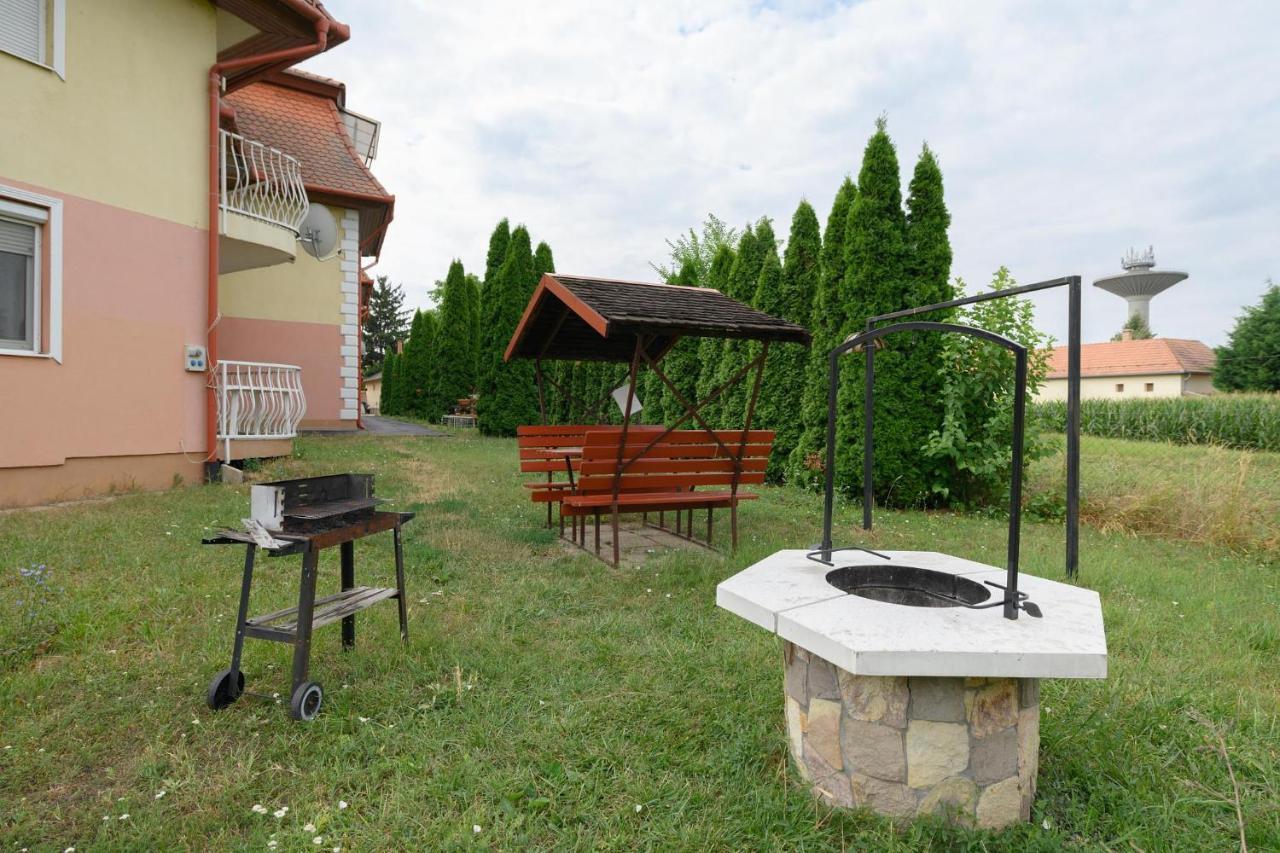 Art Eden Apartment Hajduszoboszlo Bagian luar foto