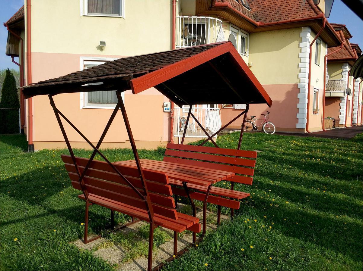 Art Eden Apartment Hajduszoboszlo Bagian luar foto