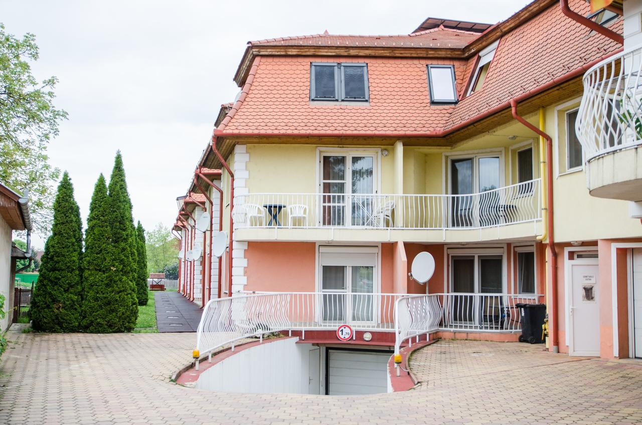 Art Eden Apartment Hajduszoboszlo Bagian luar foto