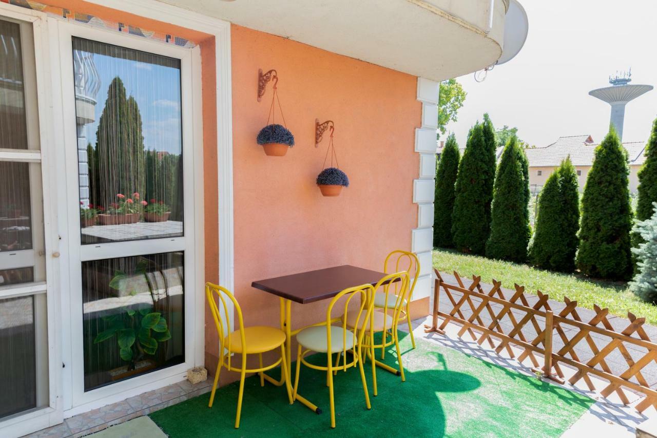 Art Eden Apartment Hajduszoboszlo Bagian luar foto